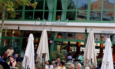 La Brasserie Café Liautaud avec vue sur le port de Cassis se réinvente une identité culinaire