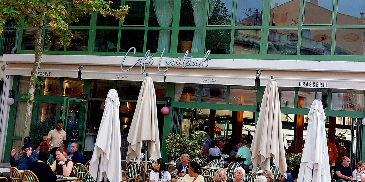 La Brasserie Café Liautaud avec vue sur le port de Cassis se réinvente une identité culinaire