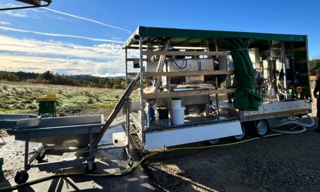 Au cœur de l’olivaison, un moulin oléicole mobile en pleine activité au Domaine Beauvence à Beaumont-de-Pertuis, une ingénieuse première nationale !