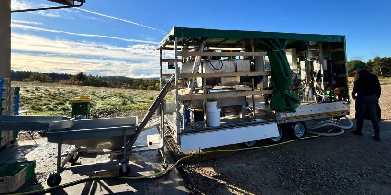 Au cœur de l’olivaison, un moulin oléicole mobile en pleine activité au Domaine Beauvence à Beaumont-de-Pertuis, une ingénieuse première nationale !