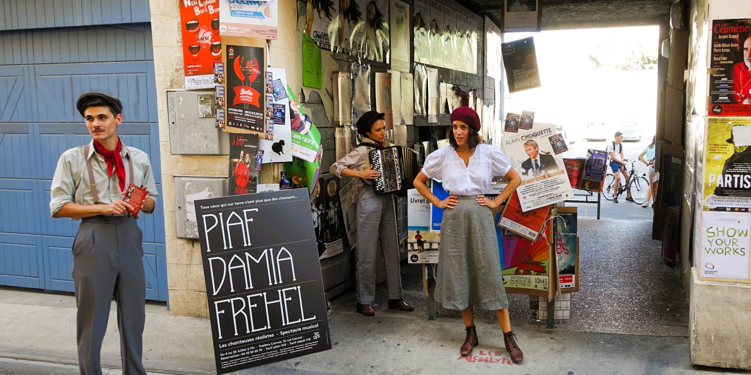 une compagnie du off faisant la promotion de son spectacle dans les rues d'avignon