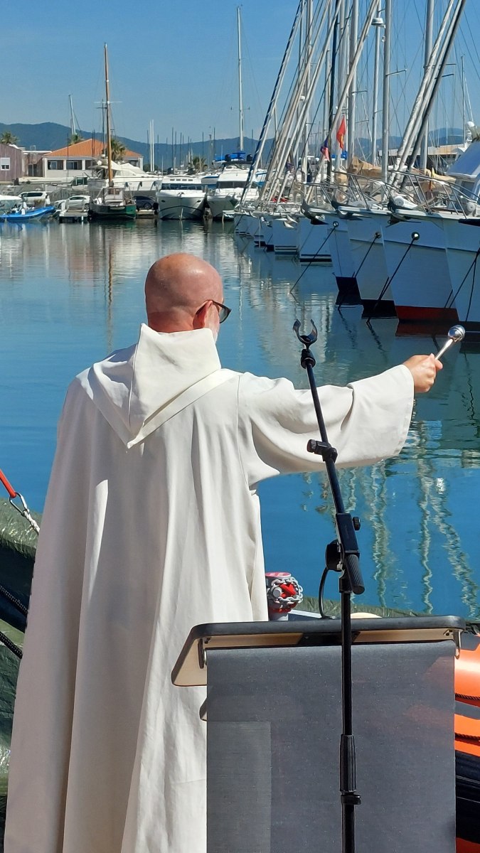 père christian pradeau bénit les embarcations