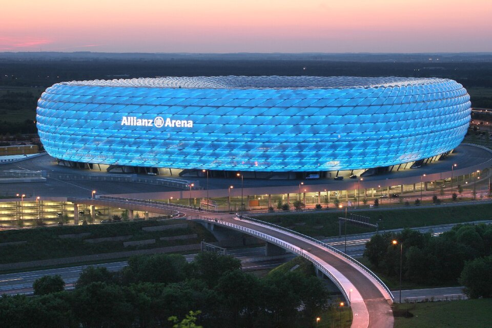 stade allianz arena https://commons.wikimedia.org/wiki/File:AllianzArenaSunset.jpg
