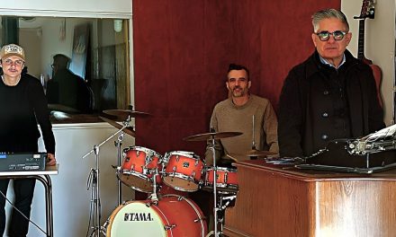 Jacques Edouard, auteur compositeur, interprète LE DOUTE, titre accessible en ligne sur le site web YouTube depuis le 10 juillet 26