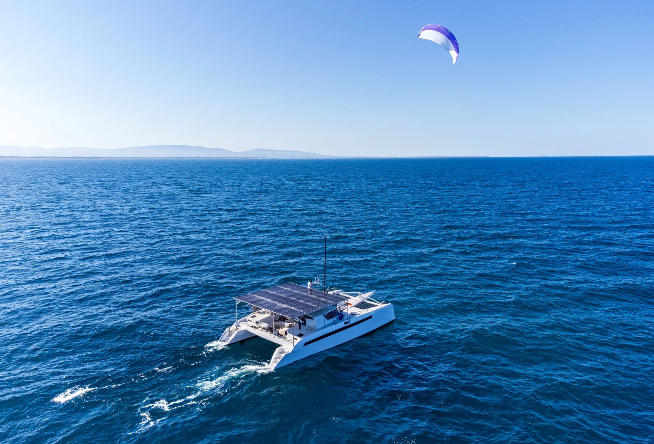 Le catamaran e-Lektra du Paradis des Bulles équipé d'un DynaKite® 120 au large de Port-Vendres - ©Immophotos